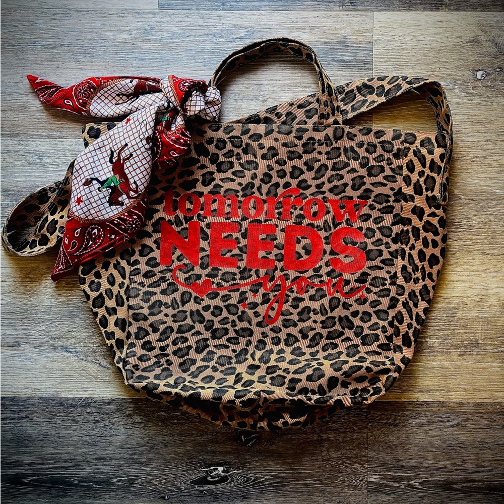 Leopard tote bag with bandana
